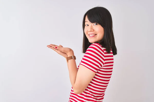 Giovane Bella Donna Cinese Indossa Rosso Righe Shirt Sfondo Bianco — Foto Stock