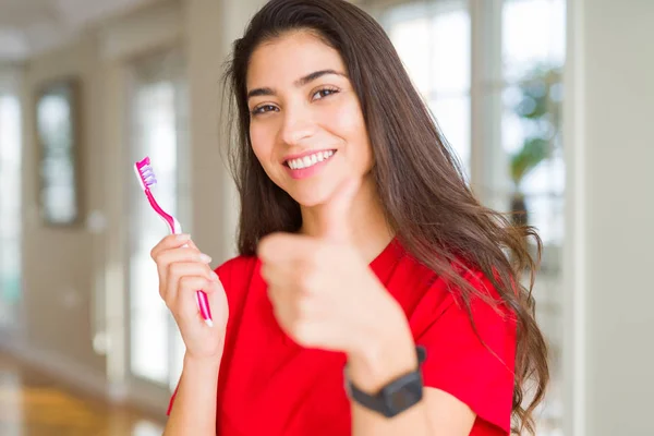 Mujer Joven Sosteniendo Cepillo Dientes Dental Feliz Con Una Gran —  Fotos de Stock