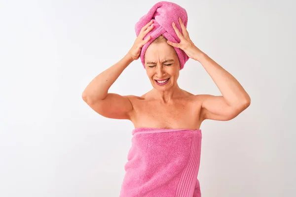 中年妇女穿着淋浴毛巾洗澡后站在孤立的白色背景遭受头痛绝望和压力 因为疼痛和偏头痛 手放在头上 — 图库照片
