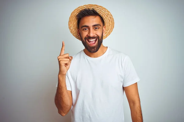 Hombre Joven Indio Vacaciones Con Sombrero Verano Pie Sobre Fondo —  Fotos de Stock
