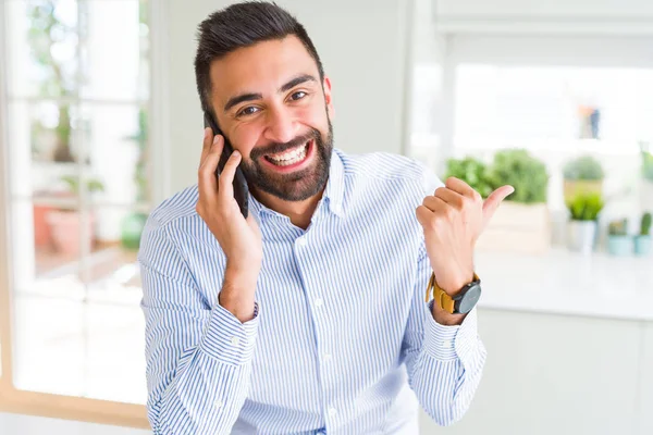 Bonito Homem Negócios Hispânico Ter Uma Conversa Falando Smartphone Apontando — Fotografia de Stock
