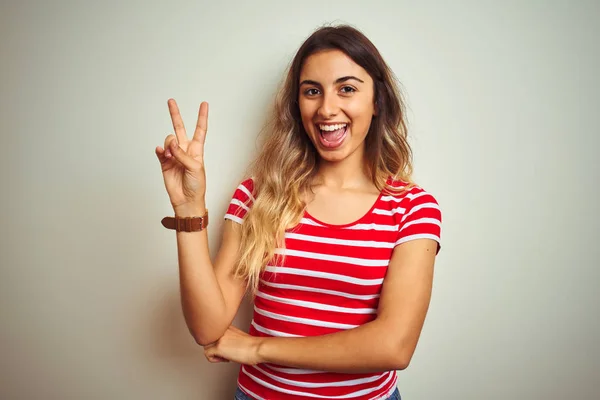 Jovem Mulher Bonita Vestindo Listras Vermelhas Camiseta Sobre Fundo Isolado — Fotografia de Stock