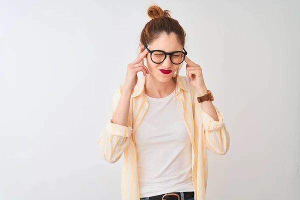 Donna Rossa Che Indossa Camicia Righe Occhiali Piedi Sopra Isolato — Foto Stock