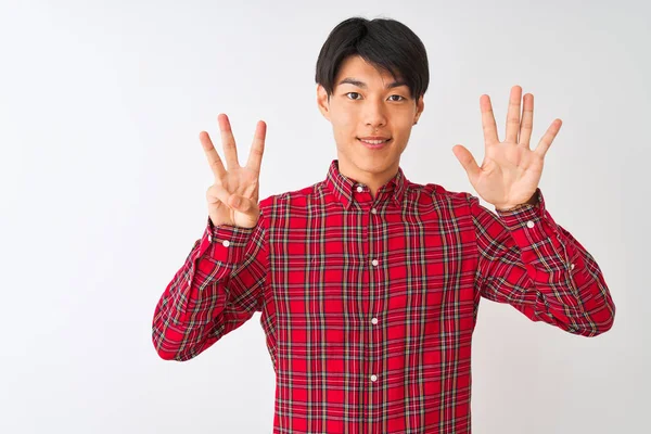 Joven Hombre Chino Con Camisa Roja Casual Pie Sobre Fondo —  Fotos de Stock