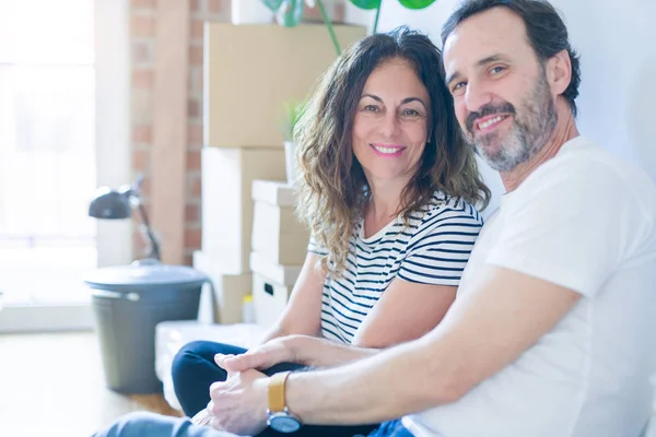 로맨틱 부부는 주위에 골판지 상자와 아파트 바닥에 새로운 집으로 이동행복 — 스톡 사진