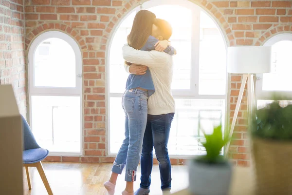 Junges Schönes Paar Hält Tafel Mit Unserem Ersten Heimtext Neuen — Stockfoto