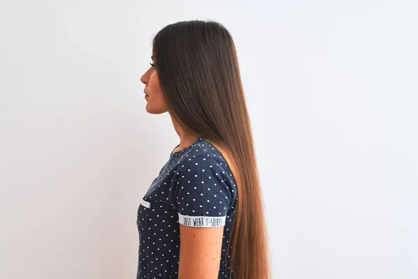 Junge Schöne Frau Trägt Blaues Lässiges Shirt Das Über Isoliertem — Stockfoto