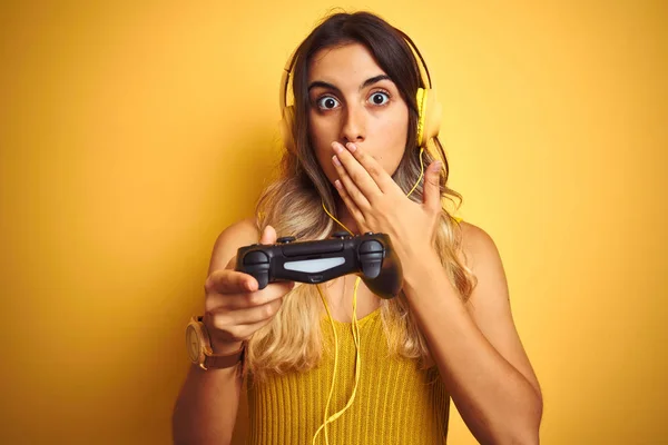 Junge Schöne Frau Spielt Videospiel Mit Gamepad Über Gelbem Isolierten — Stockfoto