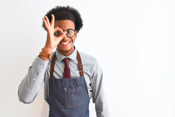 Ung Afrikansk Amerikansk Butiksinnehavare Man Bär Förkläde Glasögon Över Isolerad — Stockfoto