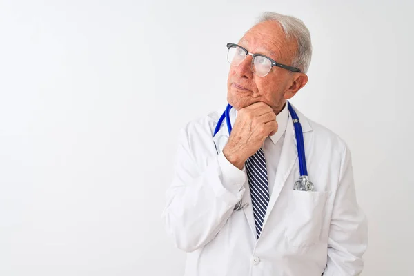 Üst Düzey Gri Saçlı Doktor Adam Stetoskop Giyen Çene Üzerinde — Stok fotoğraf