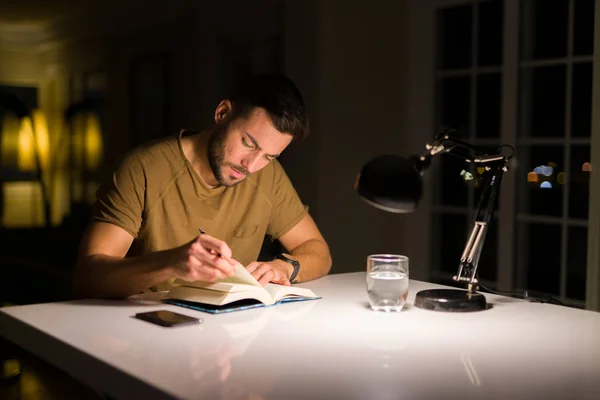 Joven Hombre Guapo Estudiando Casa Leyendo Libro Por Noche — Foto de Stock