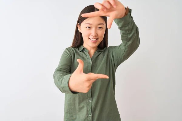 Giovane Donna Cinese Indossa Casual Camicia Verde Piedi Sopra Isolato — Foto Stock