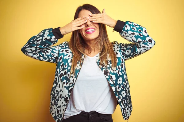 Jovem Mulher Bonita Vestindo Jaqueta Casual Sobre Fundo Amarelo Isolado — Fotografia de Stock