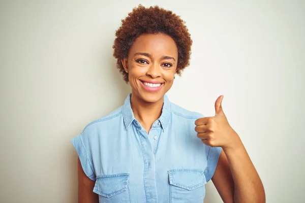 Jovem Mulher Americana Africana Bonita Com Cabelo Afro Sobre Fundo — Fotografia de Stock