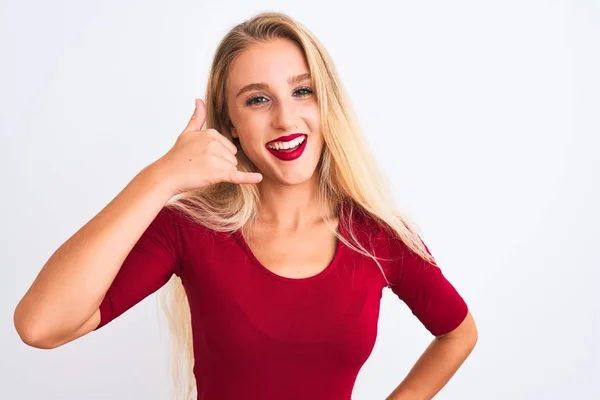 Młoda Piękna Kobieta Ubrana Czerwony Shirt Stoi Białym Tle Uśmiechem — Zdjęcie stockowe