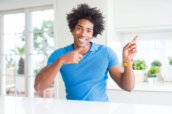 Afroamerický Muž Doma Usmívá Dívá Kameru Ukazující Oběma Rukama Prsty — Stock fotografie