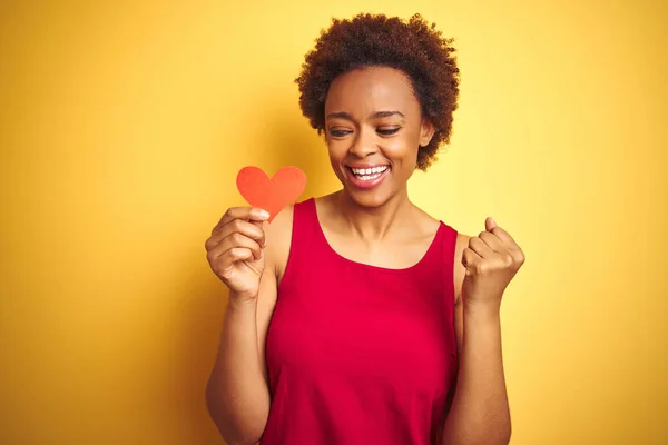 Afro Amerikaanse Vrouw Met Romantisch Papier Harten Gele Geïsoleerde Achtergrond — Stockfoto