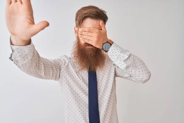 Jovem Empresário Irlandês Ruivo Sobre Fundo Branco Isolado Cobrindo Olhos — Fotografia de Stock