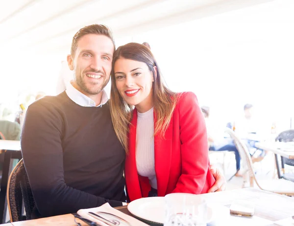 Jong Mooi Paar Liefde Glimlachen Gelukkig Het Geven Van Genegenheid — Stockfoto