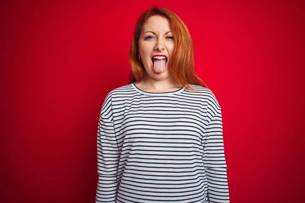 Mulher Ruiva Jovem Vestindo Tiras Camisa Marinha Sobre Fundo Isolado — Fotografia de Stock