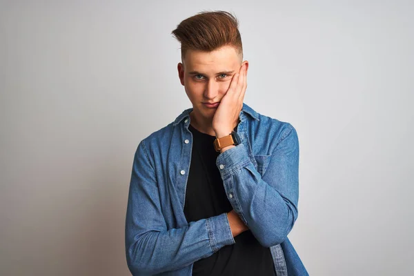 Joven Hombre Guapo Con Camisa Mezclilla Pie Sobre Fondo Blanco —  Fotos de Stock