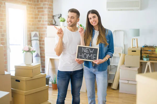 Joven Hermosa Pareja Sosteniendo Pizarra Con Nuevo Texto Casa Nueva — Foto de Stock