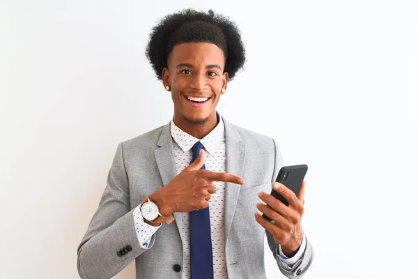 Joven Hombre Negocios Afroamericano Utilizando Teléfono Inteligente Sobre Fondo Blanco —  Fotos de Stock