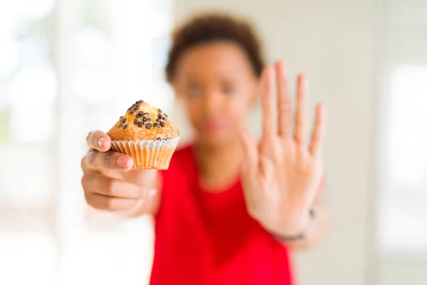 Unga Afroamerikanska Kvinnan Äter Chips Choklad Muffins Med Öppna Hand — Stockfoto