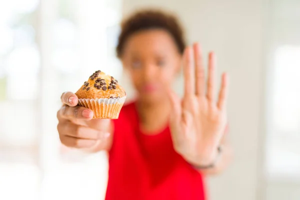 Jeune Femme Afro Américaine Mangeant Des Muffins Aux Pépites Chocolat — Photo