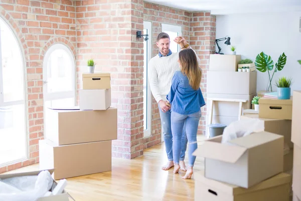 Joven Hermosa Pareja Bailando Nuevo Hogar Alrededor Cajas Cartón — Foto de Stock