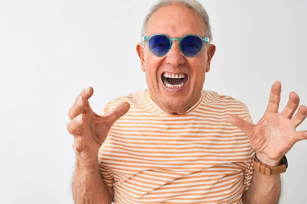 Homem Cabelos Grisalhos Sênior Vestindo Camiseta Listrada Óculos Sol Sobre — Fotografia de Stock