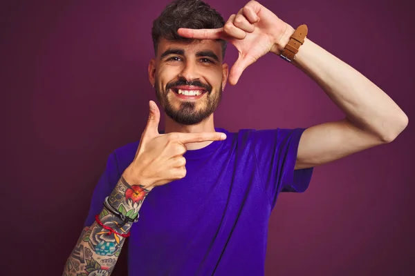 Ung Man Med Tatuering Bär Shirt Stående Över Isolerade Lila — Stockfoto