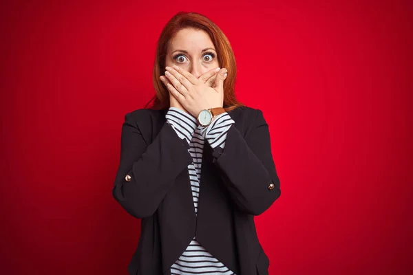 Hermosa Mujer Pelirroja Negocios Con Chaqueta Elegante Sobre Fondo Rojo — Foto de Stock