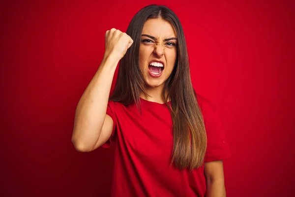 Jeune Belle Femme Portant Shirt Debout Sur Fond Rouge Isolé — Photo