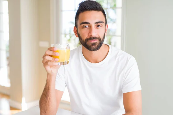 Hombre Hispano Guapo Bebiendo Jugo Naranja Saludable Con Una Expresión — Foto de Stock