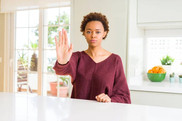 Junge Schöne Afrikanisch Amerikanische Frau Hause Beim Stopp Singen Mit — Stockfoto