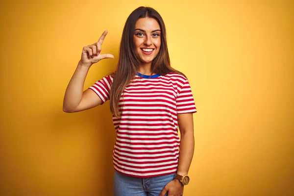 Mujer Hermosa Joven Con Una Camiseta Rayas Pie Sobre Fondo —  Fotos de Stock