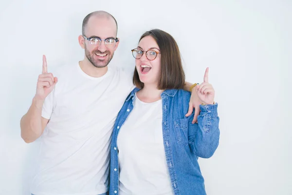 Casal Jovem Juntos Usando Óculos Sobre Fundo Isolado Branco Surpreso — Fotografia de Stock