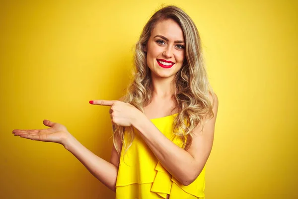 Mujer Joven Attactive Usando Camiseta Pie Sobre Fondo Aislado Amarillo — Foto de Stock