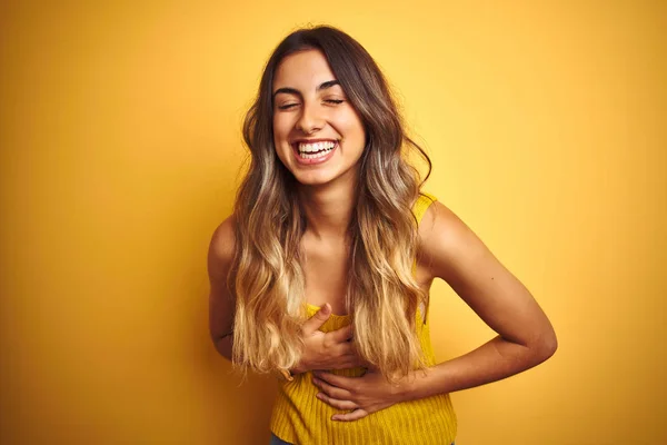 Jonge Mooie Vrouw Dragen Shirt Gele Geïsoleerde Achtergrond Glimlachen Lachen — Stockfoto