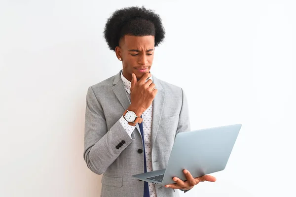 Jonge Afro Amerikaanse Zakenman Met Behulp Van Laptop Staande Geïsoleerde — Stockfoto