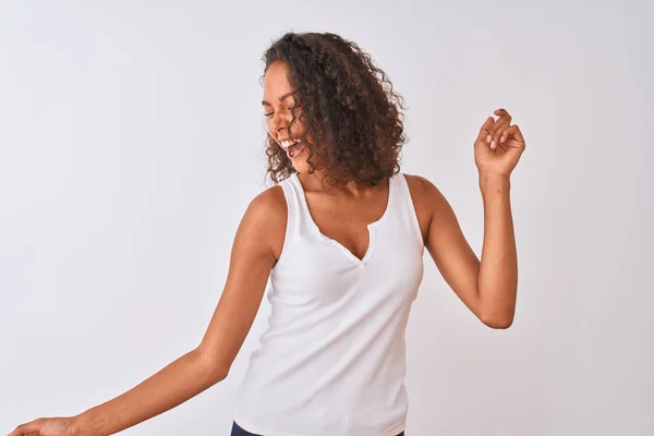 Mujer Brasileña Joven Vistiendo Camiseta Casual Pie Sobre Fondo Blanco — Foto de Stock