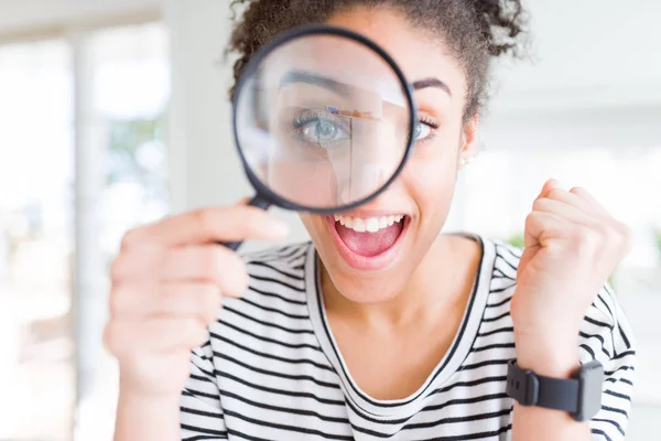 Mujer Afroamericana Joven Mirando Través Lupa Gritando Orgulloso Celebrando Victoria — Foto de Stock