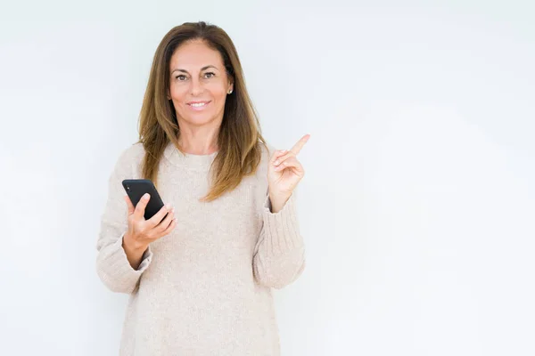 Donna Mezza Età Utilizzando Smartphone Sfondo Isolato Molto Felice Puntando — Foto Stock