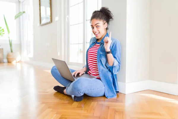 Mujer Afroamericana Joven Sentada Suelo Usando Computadora Portátil Sorprendida Con —  Fotos de Stock