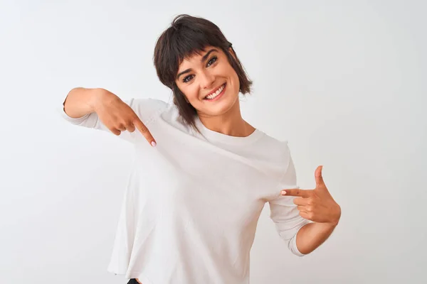 Młoda Piękna Kobieta Ubrana Casual Shirt Stojący Białym Tle Biały — Zdjęcie stockowe