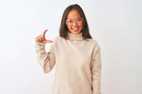 Jonge Chinese Vrouw Dragen Coltrui Trui Glazen Geïsoleerde Witte Achtergrond — Stockfoto