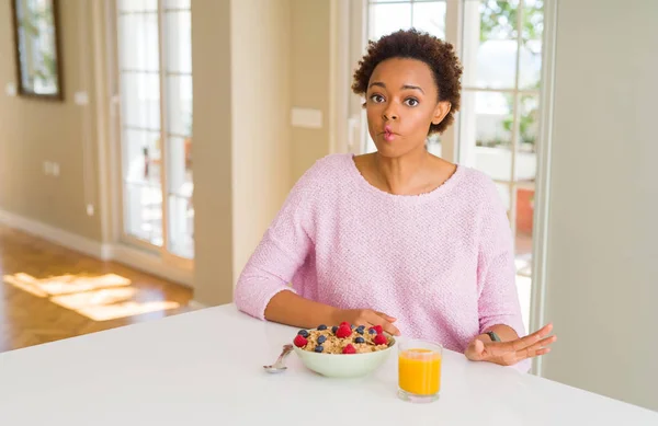 Junge Afrikanisch Amerikanische Frau Die Morgens Hause Gesund Frühstückt Und — Stockfoto