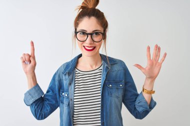 Redhead kadın çizgili t-shirt denim gömlek ve gözlük izole beyaz arka plan üzerinde gösteren ve parmakları ile işaret eden altı numaralı emin ve mutlu gülümseyerek.