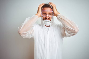 Ressam adam izole arka plan üzerinde profesyonel işçi ekipman koruma giyen baş ağrısı umutsuz muzdarip ve stresli çünkü ağrı ve migren. Eller baş üstünde.